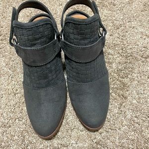 Universal Thread gray/ green color ankle boots, heel, comfortable size 7.